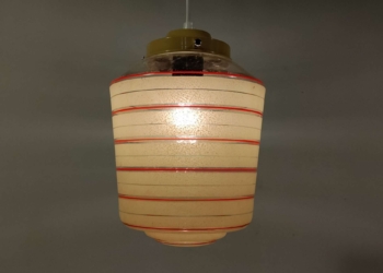 Stor antik loft pendel i klart glas med sandfarvet mønster og røde streger. Nyt ophæng og nyt el. 20 x 30 cm.