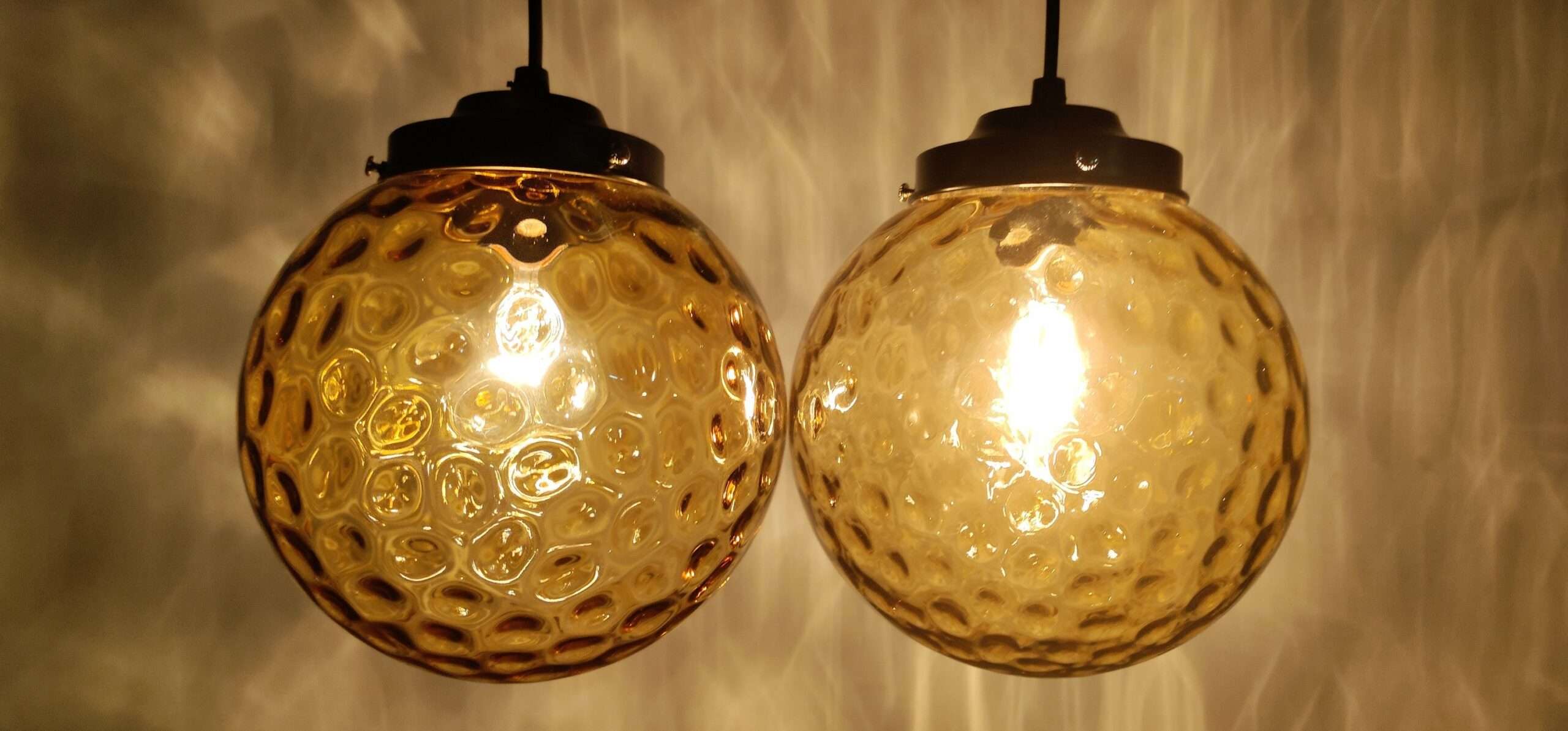 Et par helt unikke E.S.HORN glas pendler i ravfarvet boble glas med helt nye ophæng og alt el er nyt. 20x22 cm sætpris – produktbillede 1 – Kuglependler
