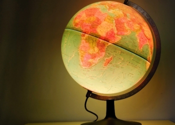 Stor smuk globus fra 1988. Kloden er 30 cm i diameter. Læs mere.