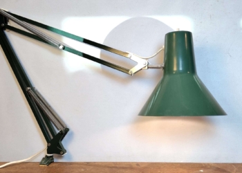 Smuk dansk arkitekt lampe LB No. CB i mørk grøn. 80 cm arm