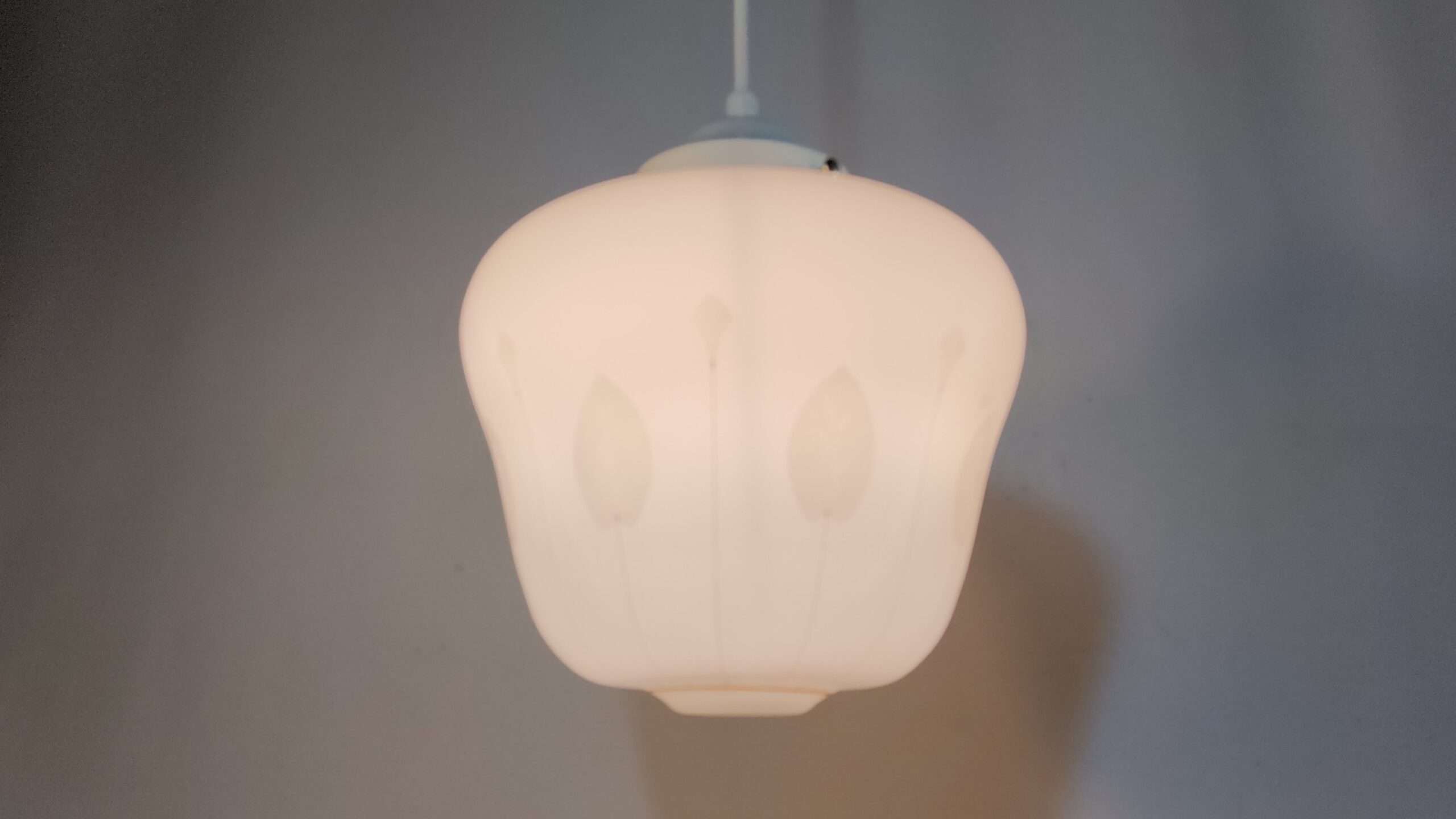 Smuk antik opalglas pendel i perfekt stand. Nyt el og nyt ophæng. 22 cm i diameter. – Kuglependler