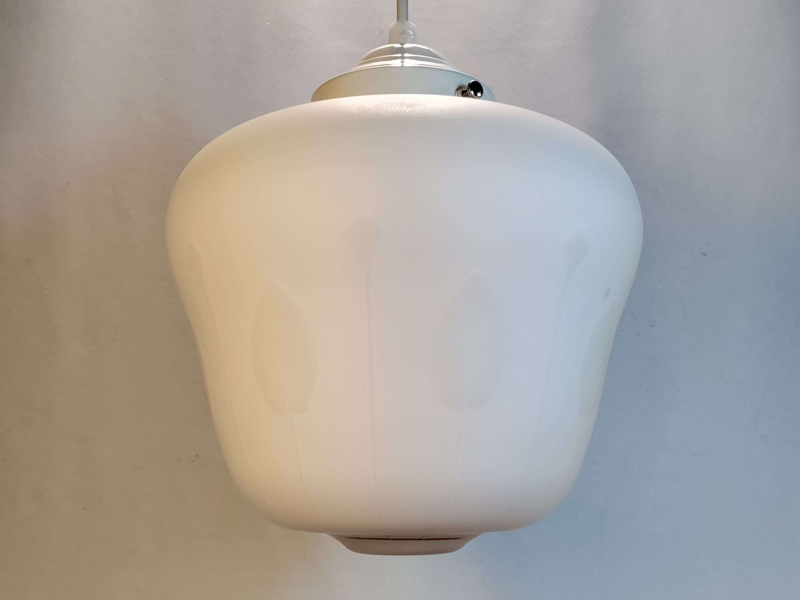 Smuk antik opalglas pendel i perfekt stand. Nyt el og nyt ophæng. 22 cm i diameter. – produktbillede 1 – Kuglependler