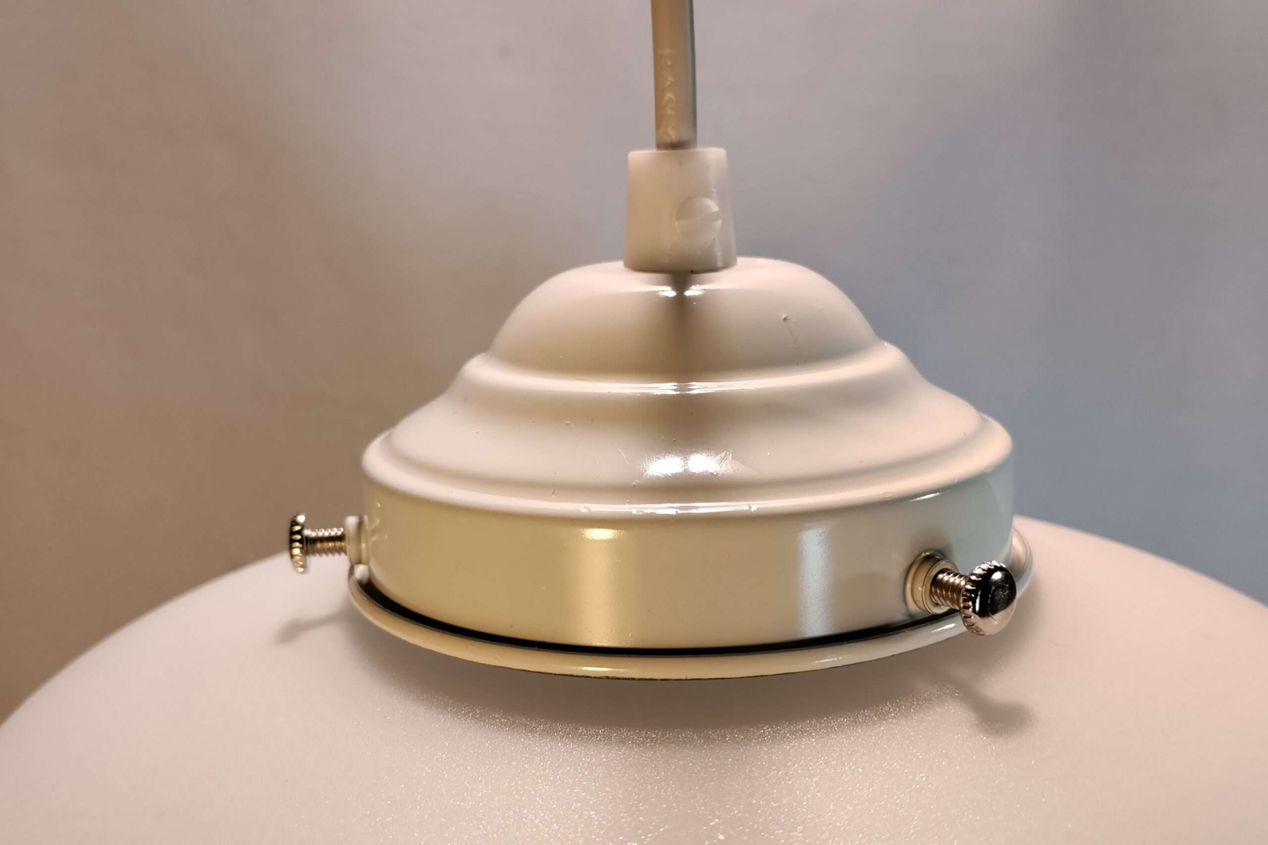 Smuk antik opalglas pendel i perfekt stand. Nyt el og nyt ophæng. 22 cm i diameter. – produktbillede 2 – Kuglependler