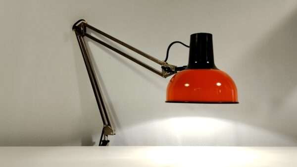 Lival arkitekt lampe. Finsk design. Nylakeret orange. Gennemrenoveret.