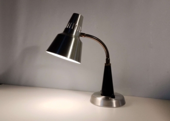 Smuk gennemrenoveret skrivebords lampe fra 60 erne. 32 cm høj