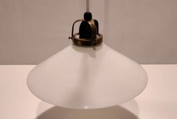 Smuk Holmegaard opalglas skomager pendel med original messing ophæng og bakelit fatning. 25,5 cm i diameter. Ny ledning.
