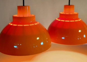 Et sæt med 2 smukke Sven Middelboe orange plast lamper. Alt el er nyt. 23 cm i diameter. Sætpris.