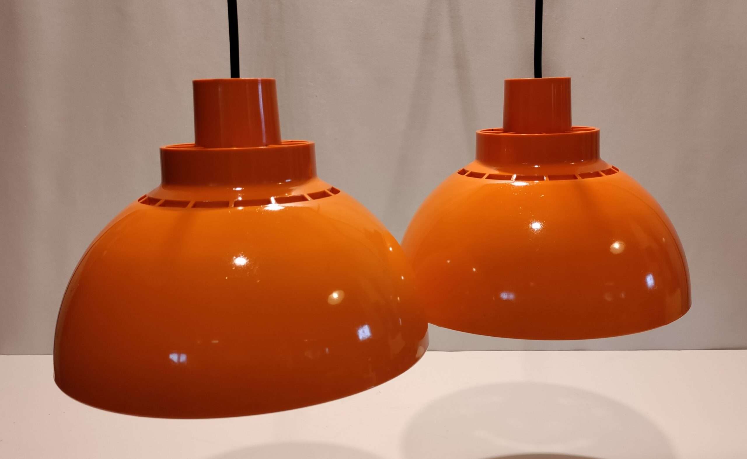 Et sæt med 2 smukke Sven Middelboe orange plast lamper. Alt el er nyt. 23 cm i Sætpris. smukkelamper.dk - Retro og vintage lamper og lampedele