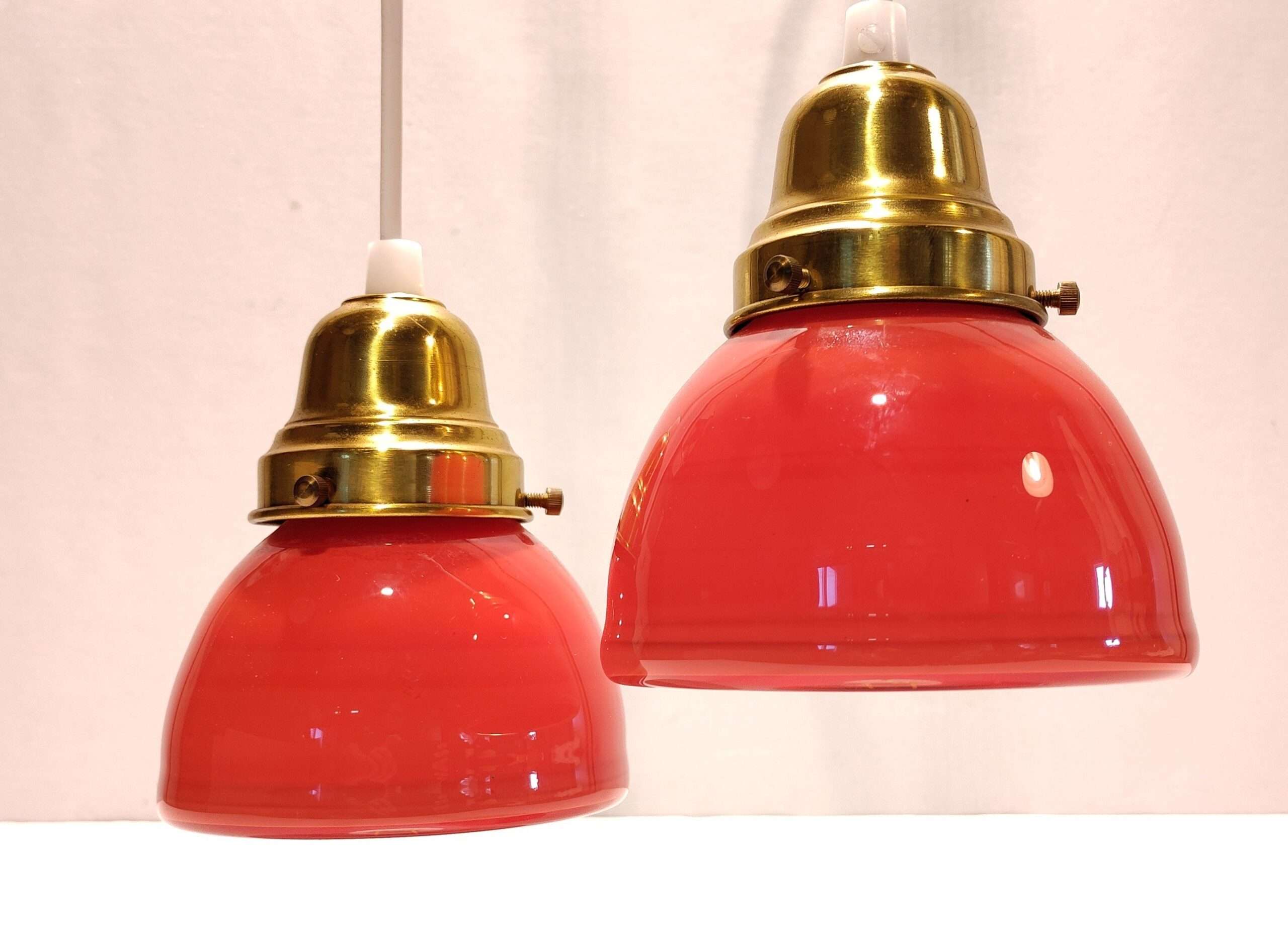 Sæt med 2 orange røde glas pendler. Alt el er 12 cm i diameter. • Møllers smukkelamper.dk - Retro og vintage og lampedele