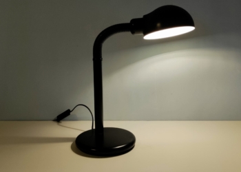Fransk Cemper skrivebords lampe fra 80 erne. Bauhaus inspireret. 42 cm høj med gåsehals.