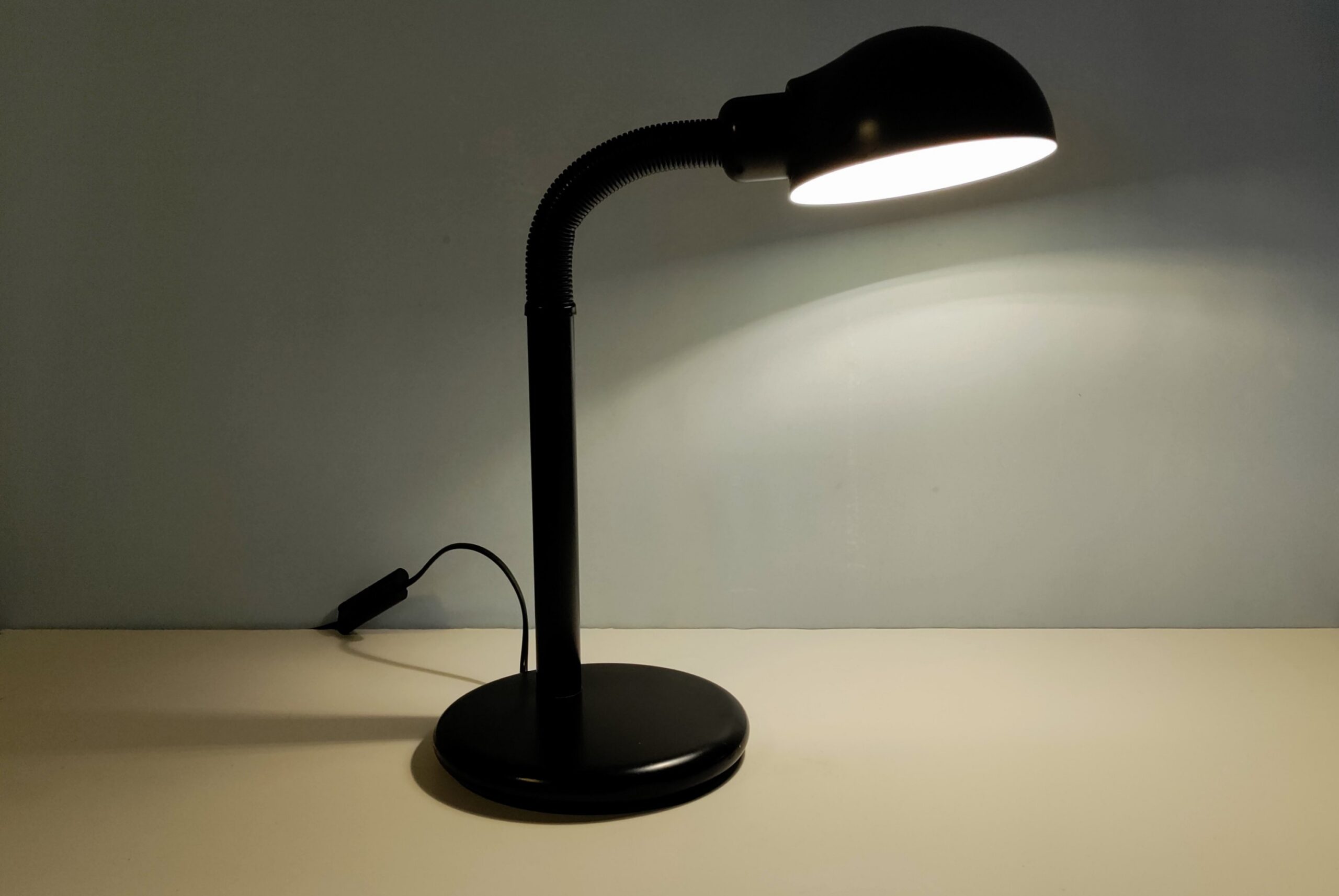 Fransk skrivebords lampe fra 80 erne. Bauhaus inspireret. 42 cm høj med gåsehals. • Møllers smukkelamper.dk - Retro og vintage lamper og lampedele