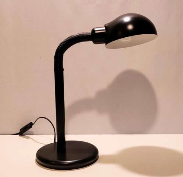 Fransk Cemper skrivebords lampe fra 80 erne. Bauhaus inspireret. 42 cm høj med gåsehals.