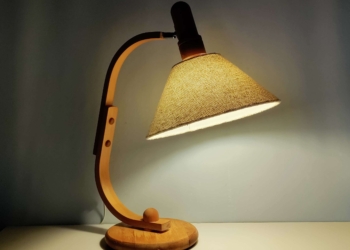 Stor Moda bordlampe i formspændt bøg fra 80 erne. 60 cm høj