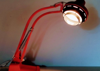 Smuk og velholdt svensk LEDU skrivebords lampe. Orange med post IT holder.
