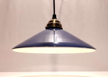 Stor smuk pastel blå Lene Bjerre keramik lampe på 30 cm i diameter. Ny ledning.