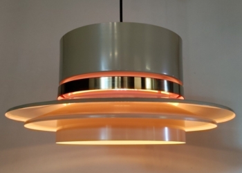 Beige Carl Thore spisebord lampe fra 70 erne. 40 cm i diameter. Delvist nyt el. Model Granhaga