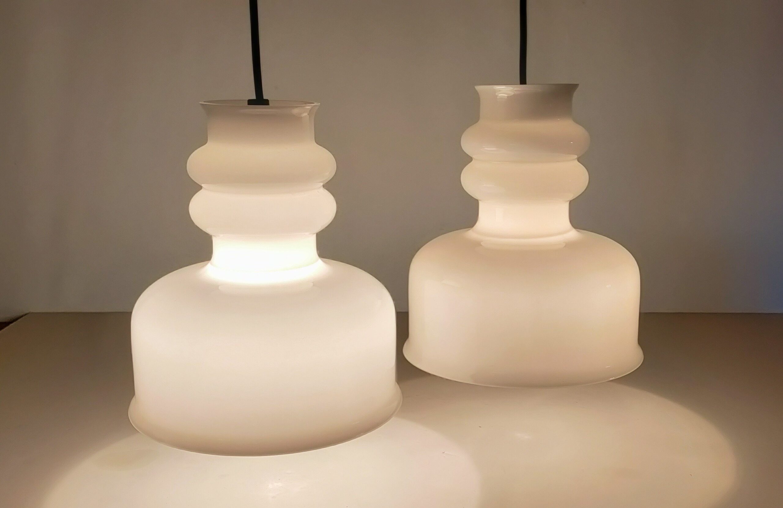 Smukke hvide opalglas pendler der er upcyclede. Retro lamper
