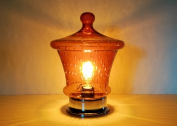 Smuk vintage bordlampe /loft lampe. Med afbryder, ledning, fatning m.m Alt er nyt på nær glas. 20 cm i diameter. 28 cm høj. Upcycled unika.