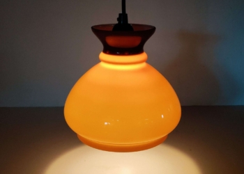 Smuk karamel farvet Holmegaard lampe. Upcycled. 19 cm i diameter. Alt el er nyt.