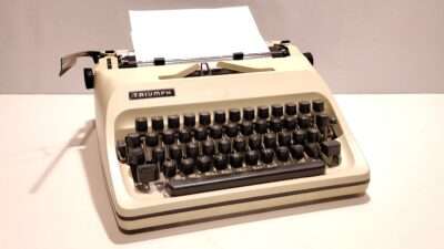 Velfungerende Triumph Gabrielle 25 skrivemaskine i beige.