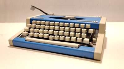 Smuk og velholdt Olympia Traveller de luxe skrivemaskine. Renset og rengjort.