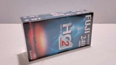 Sæt med 2 helt nye 4 timers VHS bånd til din videomaskine. FUJI E-240