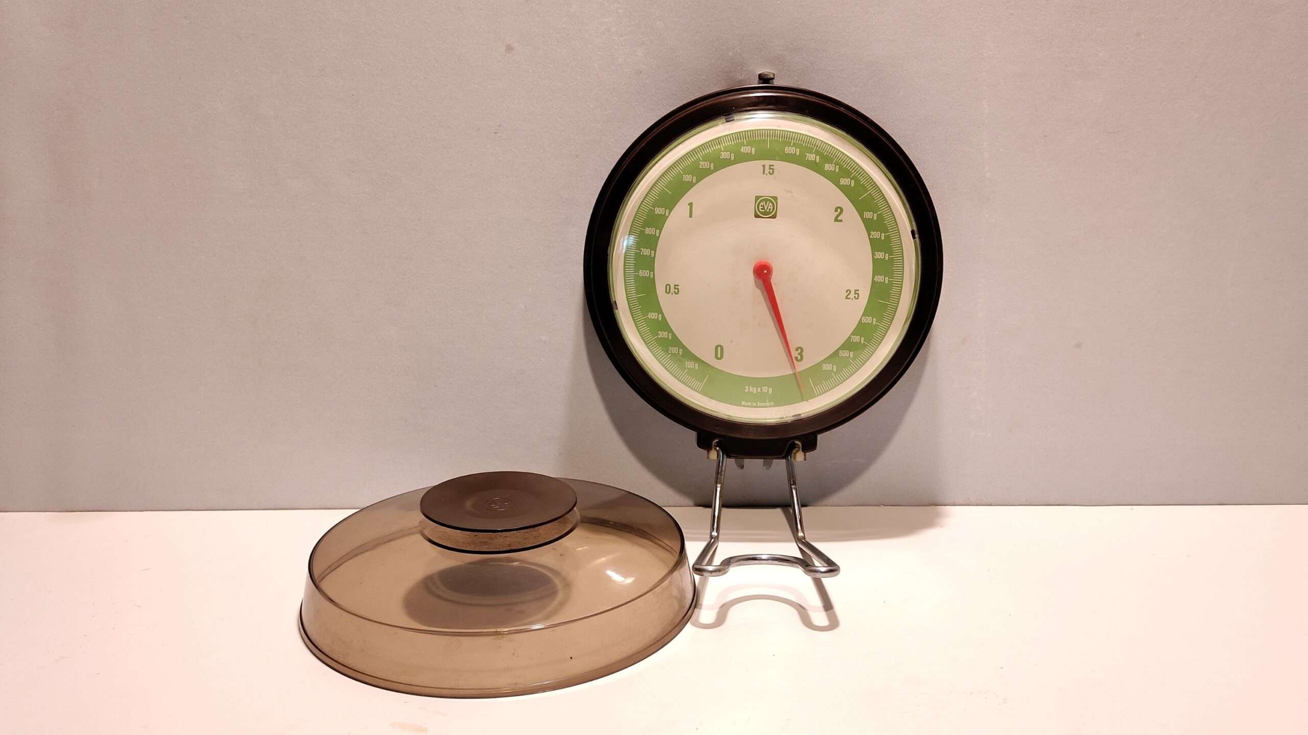 Original EVA væghængt køkkenvægt. Brun med grønt display. 0-3 kilo • Møllers smukkelamper.dk - Retro vintage lamper og lampedele
