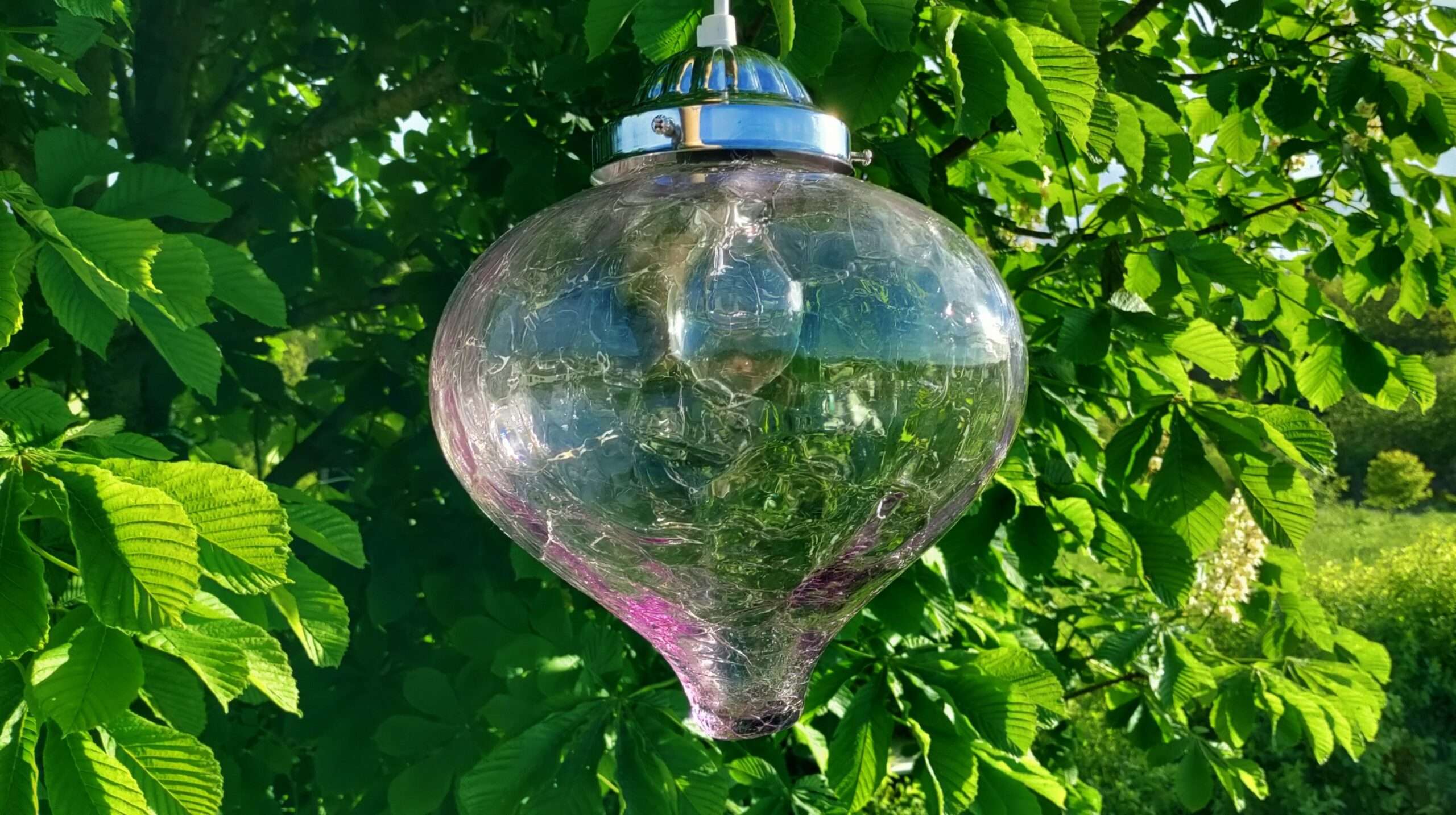 Storslået kugle glaspendel med Aqua effekt. 25 cm i diameter. Nyt el og nyt ophæng.