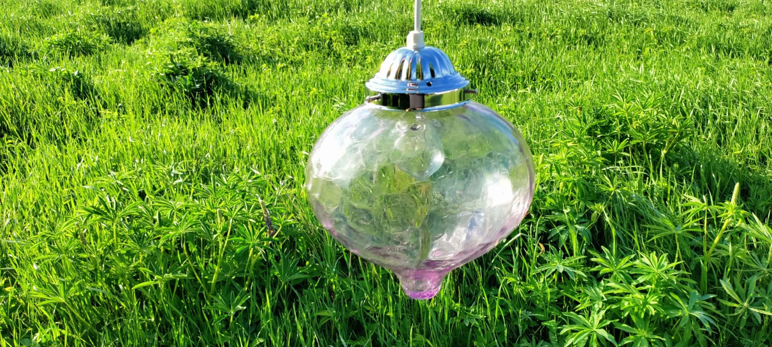 Storslået kugle glaspendel med Aqua effekt. 25 cm i diameter. Nyt el og nyt ophæng.