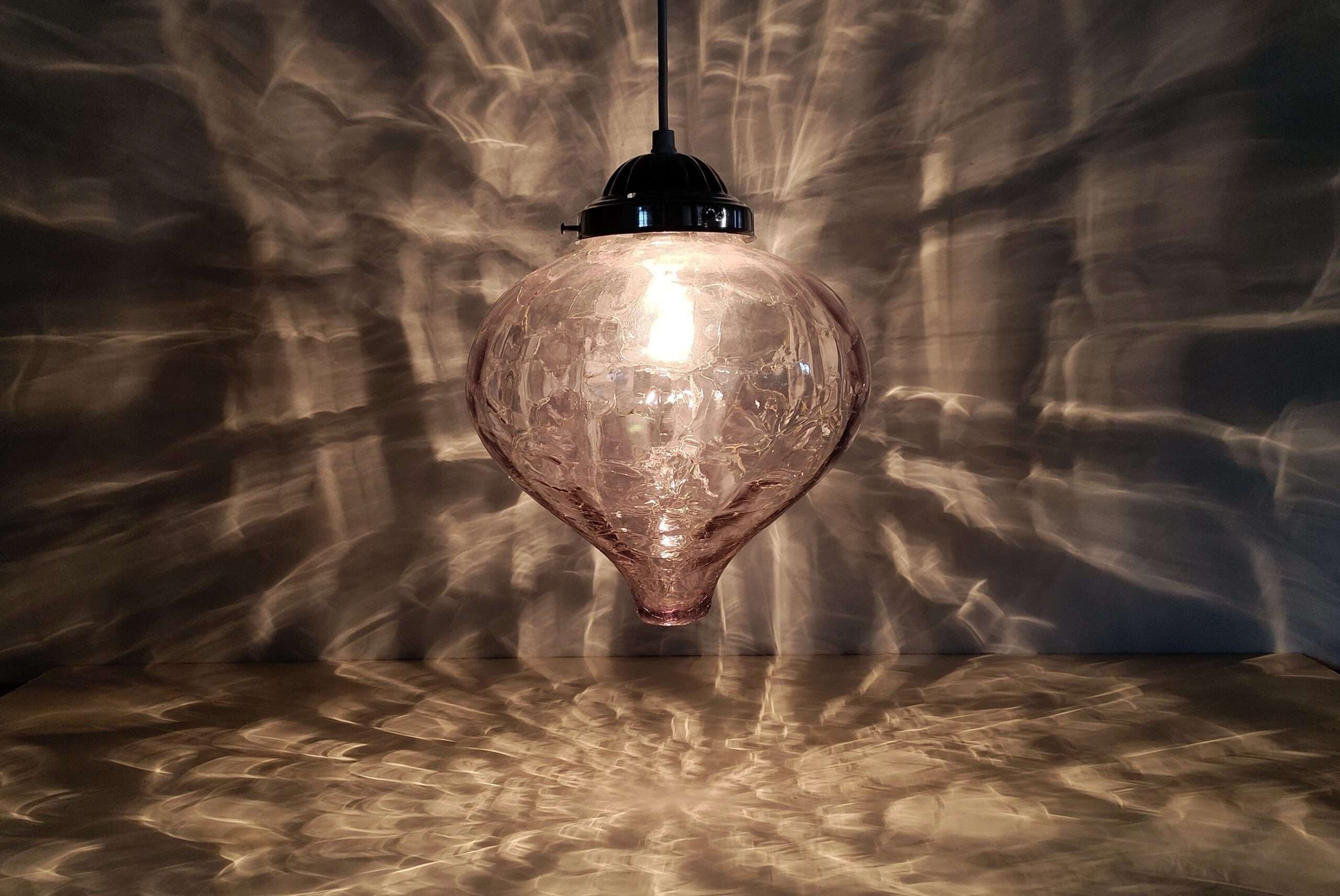 Storslået kugle glaspendel med Aqua effekt. 25 cm i diameter. Nyt el og nyt ophæng.