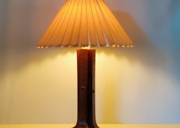 Stor dansk design bordlampe i mørkbejdset formspændt bøg. 66 cm høj. Ny renoveret el.