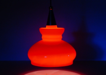 Smuk rød orange Holmegaard glasværk. Upcycled til loft lampe. Ophæng og el er nyt. 23 cm i diameter.