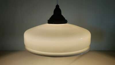 Stor smuk antik opalglas loftlampe med original bakelit ophæng og fatning. Ny ledning m.m 30
