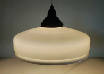 Stor smuk antik opalglas loftlampe med original bakelit ophæng og fatning. Ny ledning m.m 30 cm i Læs mere.