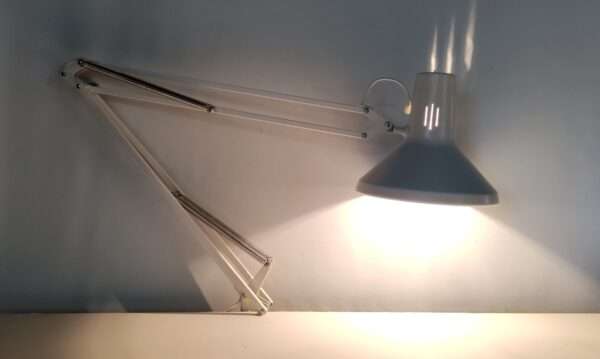 Hvid Luxo dansk design arkitektlampe i perfekt stand. 100 cm arm.