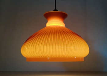 Stor smuk Holmegaard opcycled loftlampe. Karamel farve. 29 cm i diameter. Alt el er nyt.