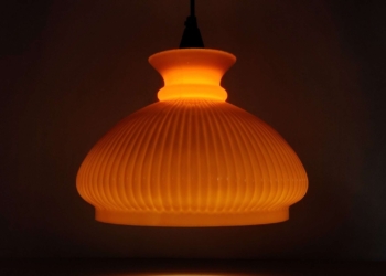 Karamel farvet Holmegaard loftlampe. Upcycled. Alt el er nyt. 29 cm i diameter.