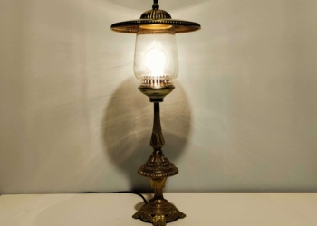 Specialfremstillet Unika lampe. Fremstillet af Møllers – model: Lampione Viale. Stor og imponerende i messing og antik glas. Alt el er nyt. Læs mere.