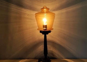 Unika bordlampe. Special fremstillet af Møllers smukke lamper. Upcycled. 55 cm høj. Alt el er nyt. Messing fod. Læs mere.