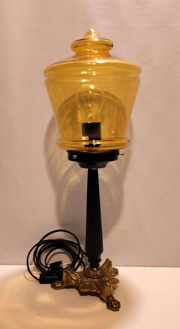Unika bordlampe. Special fremstillet af Møllers smukke lamper. Upcycled. 55 cm høj. Alt el er nyt. Messing fod. Læs mere.