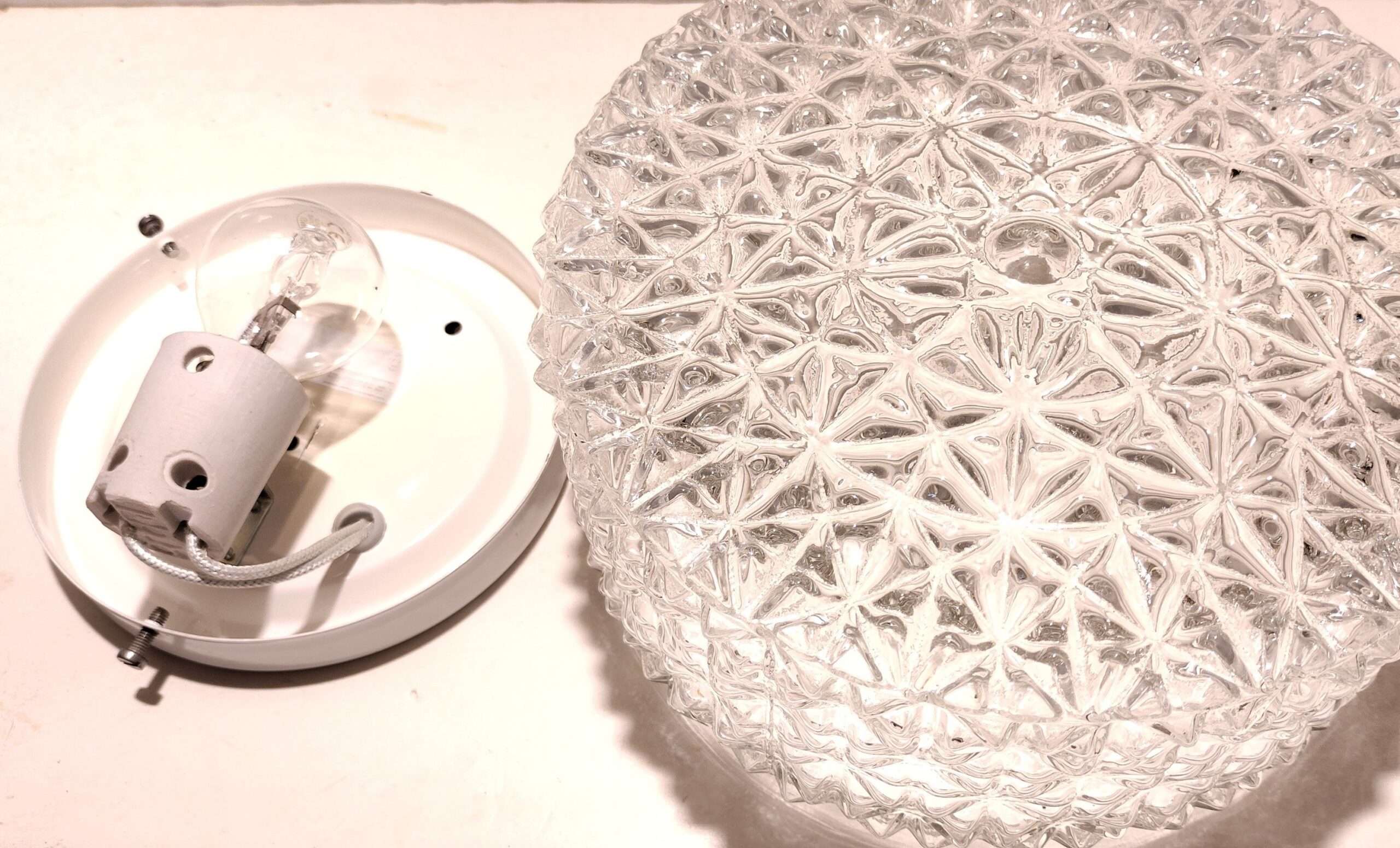 Smuk rund plafond. Klart glas og hvid ophæng. Ø21. – produktbillede 1 – Plafonder