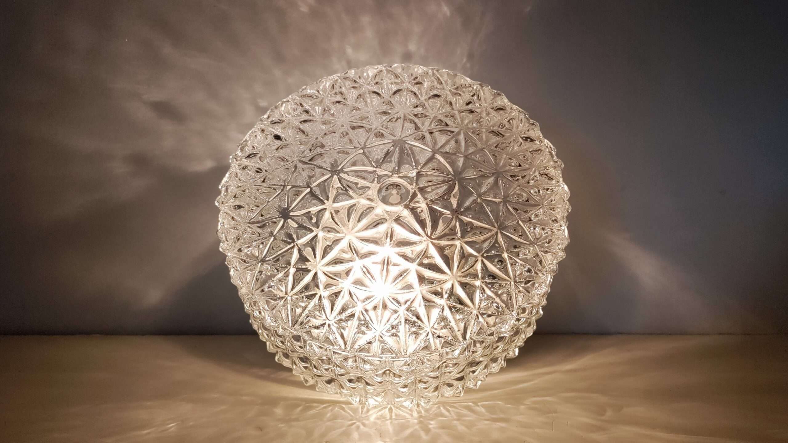 Smuk rund plafond. Klart glas og hvid ophæng. Ø21. – Plafonder
