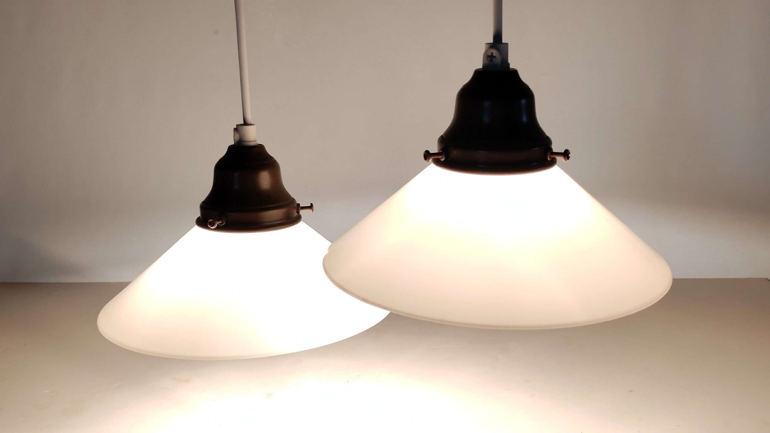 Sæt med 2 smukke opalglas køkken lamper. Alt el er nyt. 20 cm i diameter. • Møllers smukkelamper.dk - og vintage lamper og lampedele