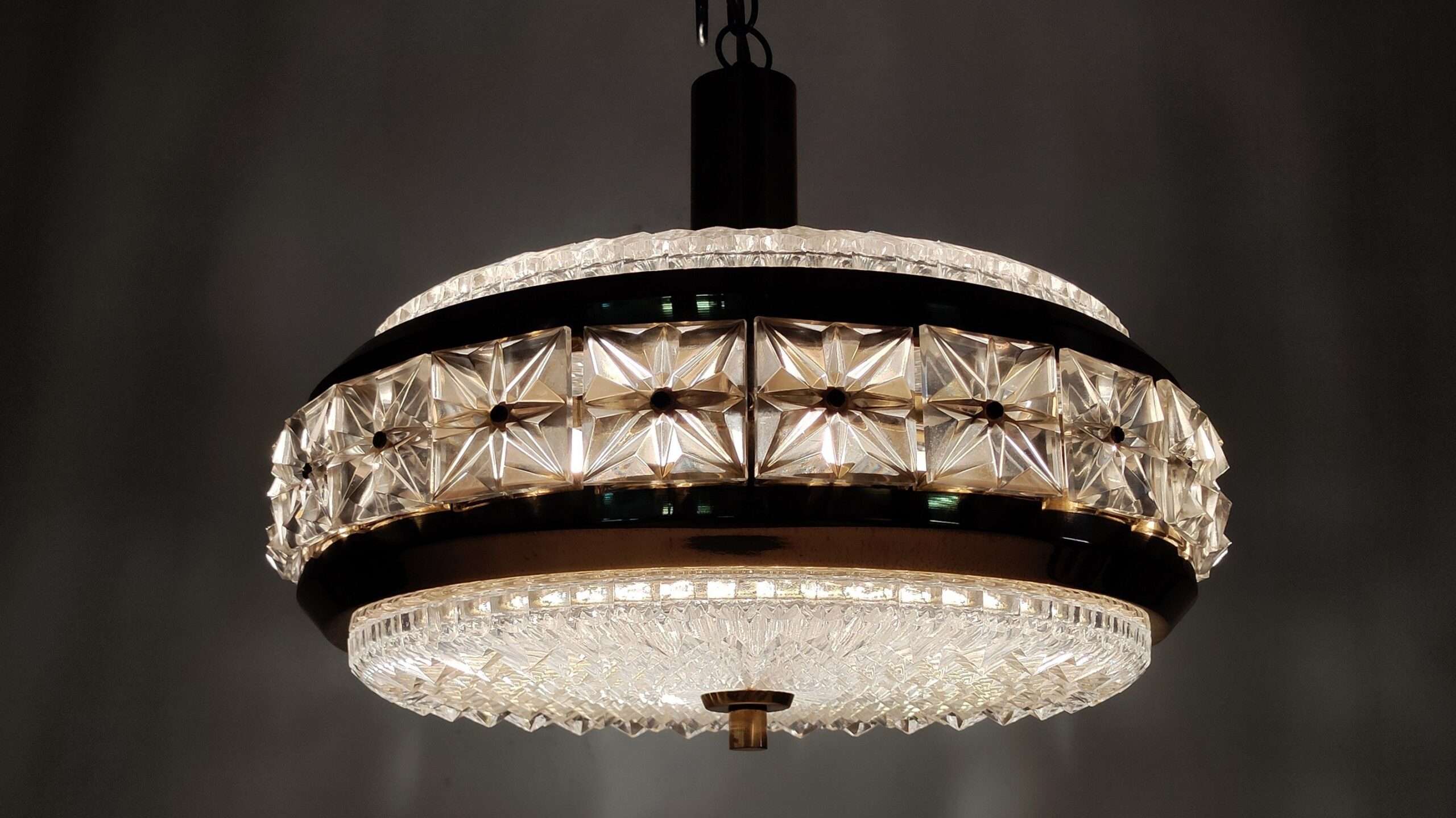 Carl Fagerlund for Orrefors loftlampe i glas og messing. 37 cm i diameter. 1970. Læs mere. – produktbillede 4 – Design ikoniske lamper til spisestuen