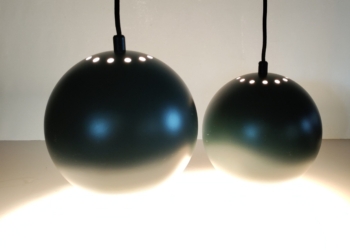 Sæt med 2 Frandsen Ball Danish design pendler med 170 cm stofledning på hver lampe. 18 cm i diameter. Mørk grøn.