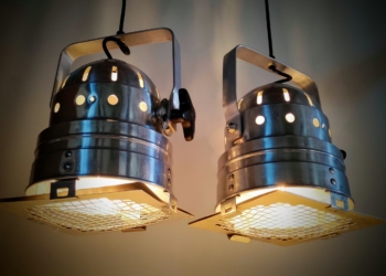 Sæt med 2 unikke loftlamper. Oprindelig fra restaurant i Kødbyen i København. Upcycled til loftlamper. Alt el er nyt.