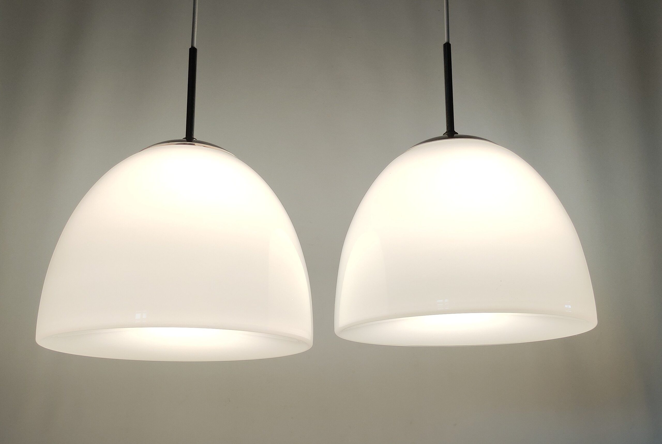 Sæt med 2 Louis Poulsen klokkependler model delta. Alt el er nyt. 29 cm i diameter. Sætpris. – produktbillede 1 – Hvide og neutrale stilfulde