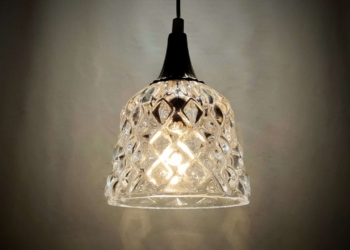 Elegant special fremstillet unika pendel. 2,1 kilo klart glas. Alt el er nyt. Customized by Moeller.
