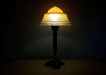 Restaureret antik bordlampe. Fog og Mørup spejlæg glas. Alt el er nyt. Messing fod.