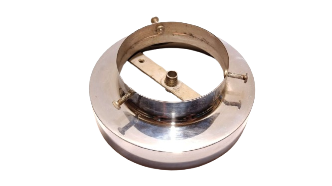 Forkromet glasholder til kugleglas eller lampeglas med gribekant mellem 6,9 og 7,9 cm. Til loft og væg montering. Læs mere – Glasholdere lamper – Antikke